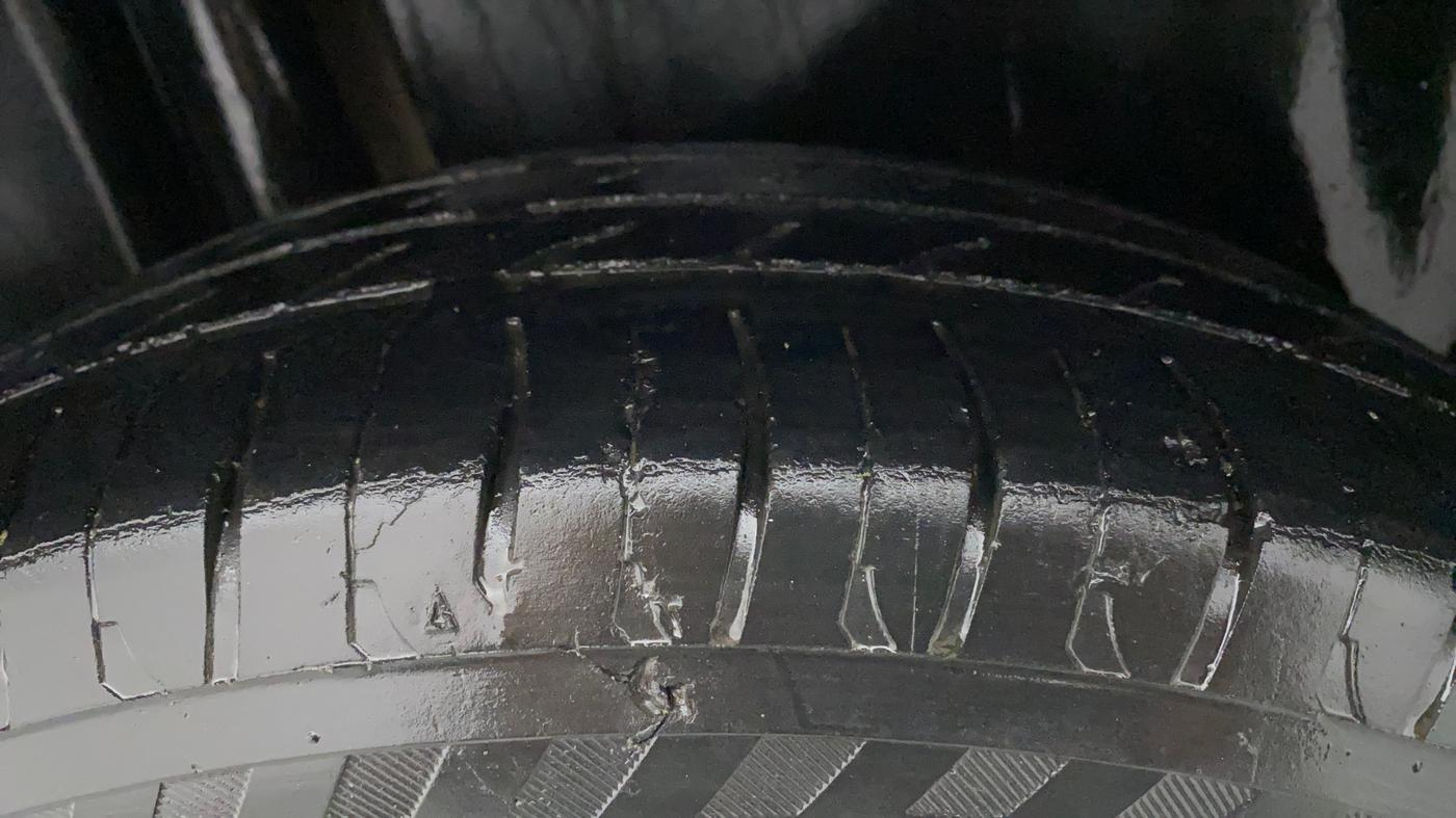 2016 Maruti Ciaz VDI+ SHVS, Diesel, Manual, 1,06,307 km, Right Rear Tyre Tread