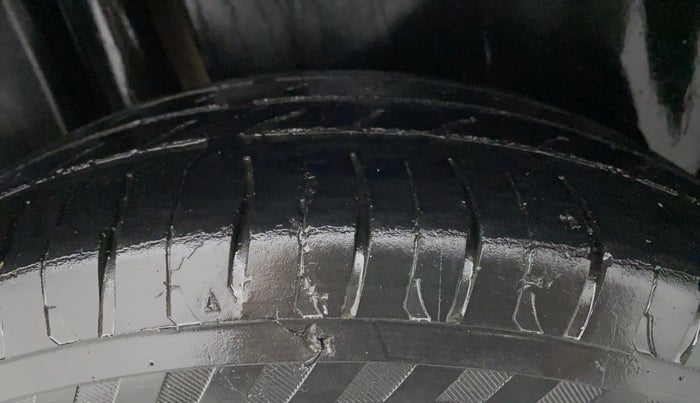 2016 Maruti Ciaz VDI+ SHVS, Diesel, Manual, 1,06,307 km, Right Rear Tyre Tread
