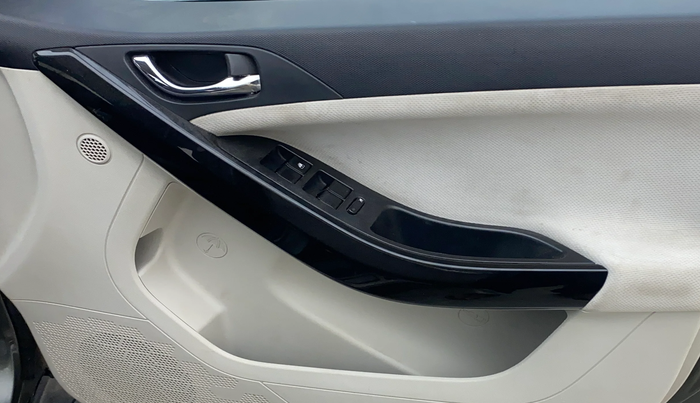 2020 Tata NEXON XZ PLUS (O) PETROL DUAL TONE, Petrol, Manual, 86,165 km, Driver Side Door Panels Control