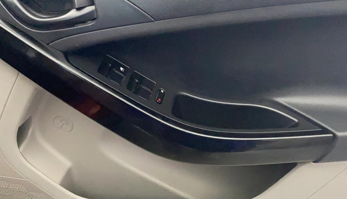 2019 Tata NEXON XMA PETROL, Petrol, Automatic, 33,035 km, Driver Side Door Panels Control