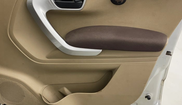 2016 Mahindra TUV300 T8, Diesel, Manual, 1,19,569 km, Driver Side Door Panels Control