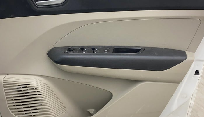 2022 Renault TRIBER RXZ AMT DUAL TONE, Petrol, Automatic, 30,814 km, Driver Side Door Panels Control