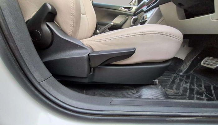 2021 Volkswagen TAIGUN GT PLUS 1.5 TSI DSG, Petrol, Automatic, 39,135 km, Driver Side Adjustment Panel