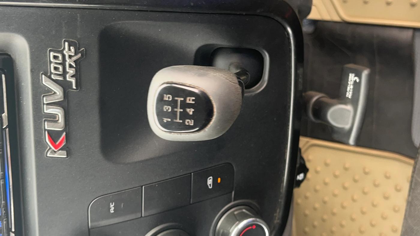 2018 Mahindra KUV 100 NXT K4+ P 6 STR, Petrol, Manual, 53,274 km, Gear Lever