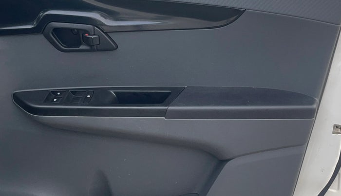 2018 Mahindra KUV 100 NXT K4+ P 6 STR, Petrol, Manual, 53,274 km, Driver Side Door Panels Control