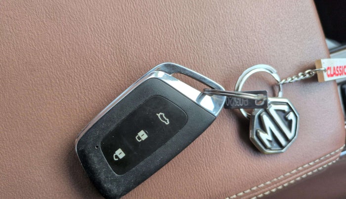 2023 MG HECTOR PLUS SHARP PRO 1.5 PETROL TURBO CVT 6 STR, Petrol, Automatic, 21,069 km, Key Close Up