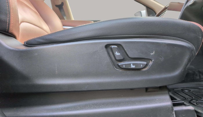 2023 MG HECTOR PLUS SHARP PRO 1.5 PETROL TURBO CVT 6 STR, Petrol, Automatic, 21,069 km, Driver Side Adjustment Panel