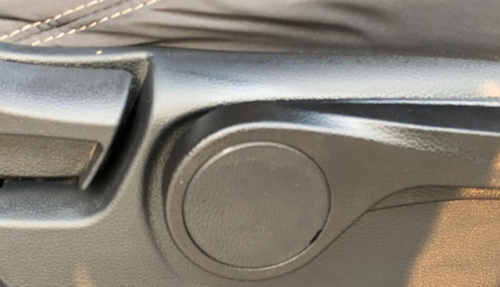 2020 Mahindra XUV300 W8 1.5 DIESEL, Diesel, Manual, 79,449 km, Driver Side Adjustment Panel