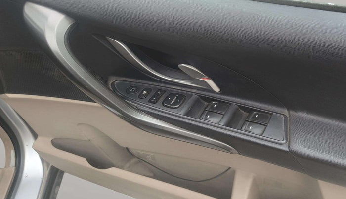 2017 Mahindra XUV500 W6 1.99, Diesel, Manual, 63,774 km, Driver Side Door Panels Control