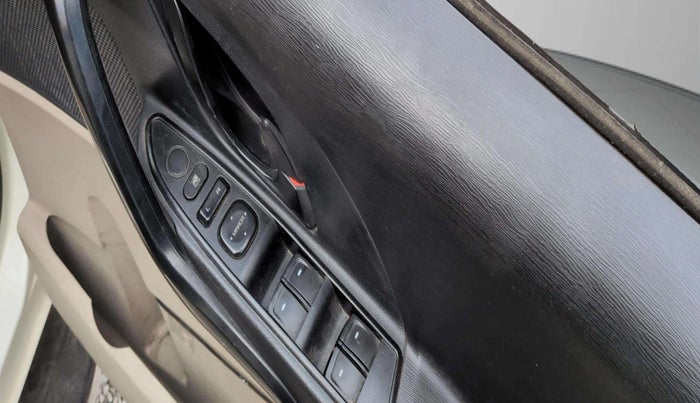 2017 Mahindra XUV500 W4, Diesel, Manual, 63,991 km, Driver Side Door Panels Control