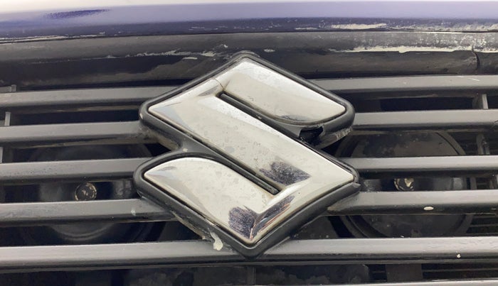 2021 Maruti Swift VXI D, Petrol, Manual, 82,896 km, Front monogram/logo - Minor damage