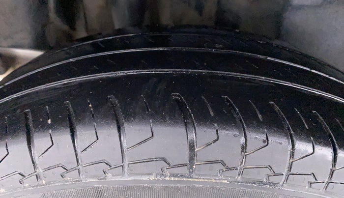 2021 Maruti Swift VXI D, Petrol, Manual, 82,896 km, Right Rear Tyre Tread