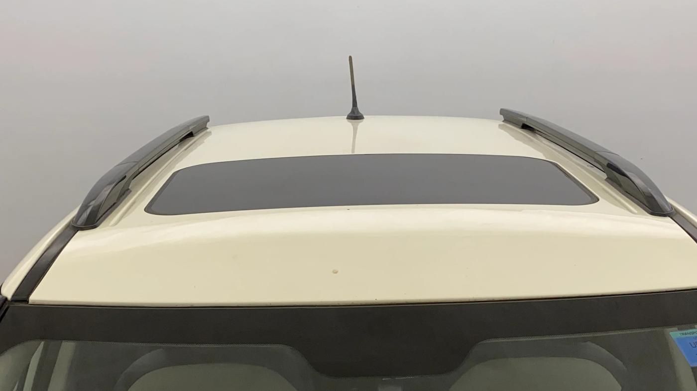 2022 Mahindra XUV300 W6 1.2 PETROL AMT, Petrol, Automatic, 35,457 km, Moonroof/ Sunroof