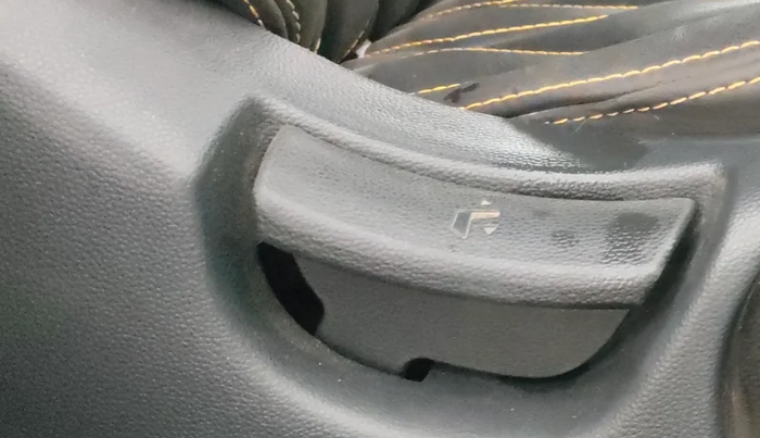 2015 Hyundai Elite i20 SPORTZ 1.2, Petrol, Manual, 1,20,332 km, Driver Side Adjustment Panel