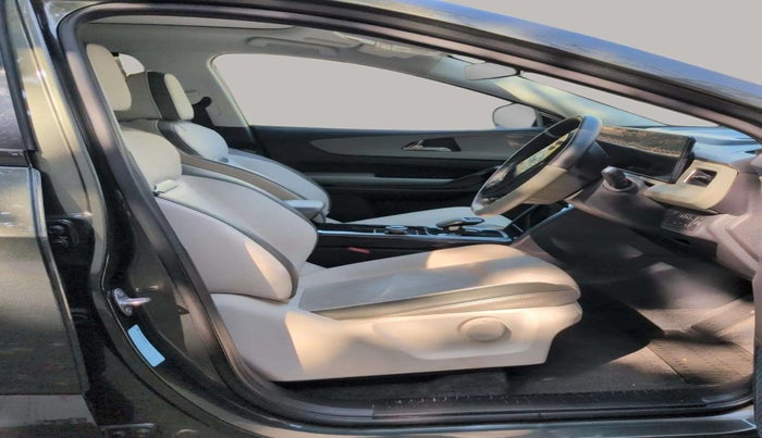 2025 Mahindra XEV 9e Pack Three B79 KWH, Electric, Automatic, 6,187 km, Right Side Front Door Cabin