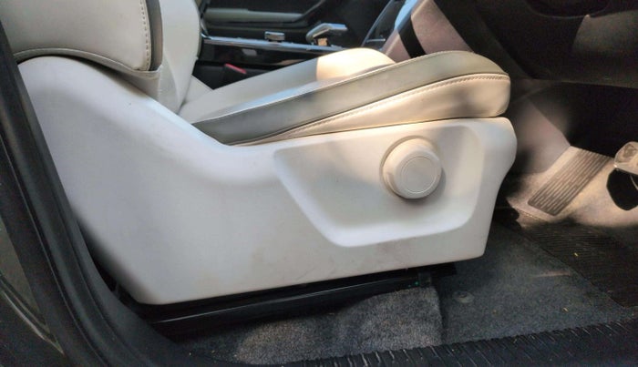 2025 Mahindra XEV 9e Pack Three B79 KWH, Electric, Automatic, 6,187 km, Driver Side Adjustment Panel