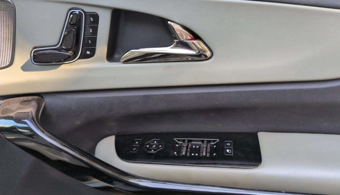 2025 Mahindra XEV 9e Pack Three B79 KWH, Electric, Automatic, 6,187 km, Driver Side Door Panels Control