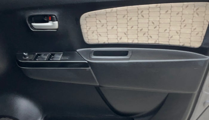 2017 Maruti Wagon R 1.0 VXI, Petrol, Manual, 73,694 km, Driver Side Door Panels Control