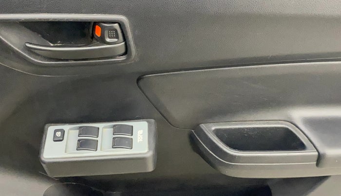 2021 Maruti Swift LXI, Petrol, Manual, 38,345 km, Driver Side Door Panels Control