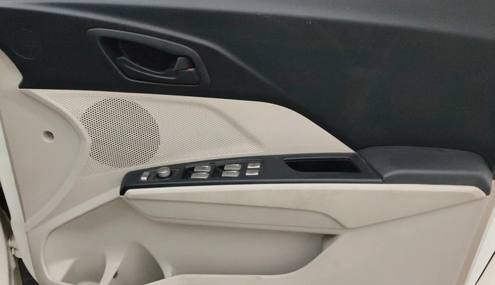 2023 Mahindra XUV300 W6 1.5 Diesel, Diesel, Manual, 95,027 km, Driver Side Door Panels Control