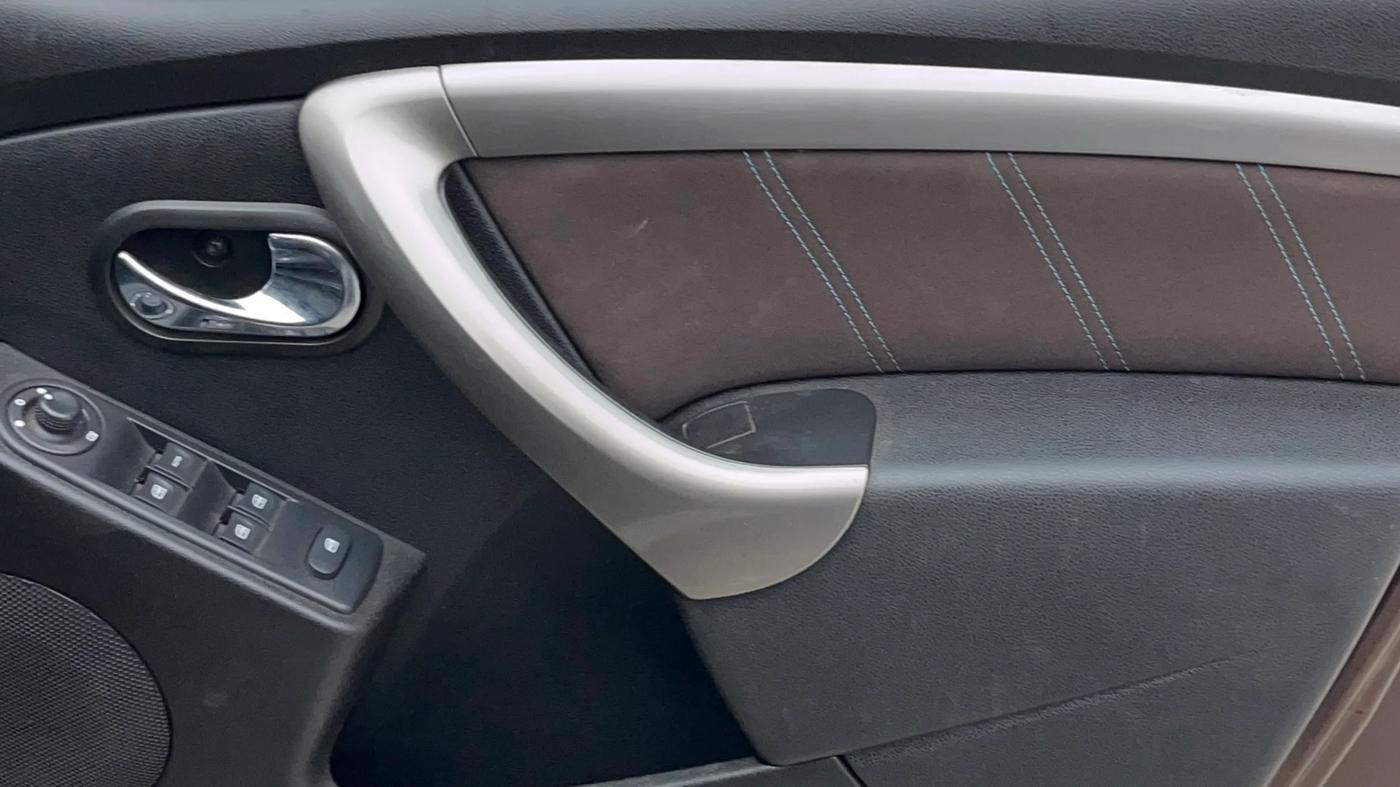 2021 Renault Duster RXZ 1.5 PETROL MT, Petrol, Manual, 38,842 km, Driver Side Door Panels Control