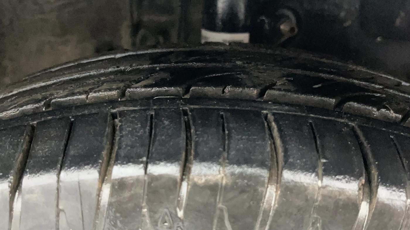 2015 Honda Brio VX AT, Petrol, Automatic, 54,117 km, Right Front Tyre Tread