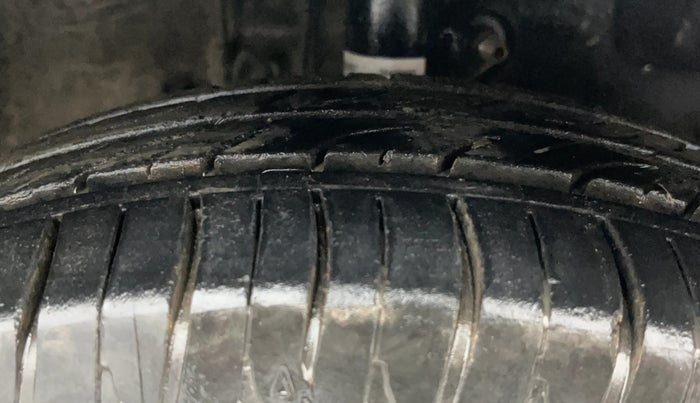 2015 Honda Brio VX AT, Petrol, Automatic, 54,117 km, Right Front Tyre Tread