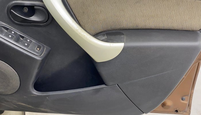 2013 Renault Duster 85 PS RXL DIESEL, Diesel, Manual, 1,11,669 km, Driver Side Door Panels Control