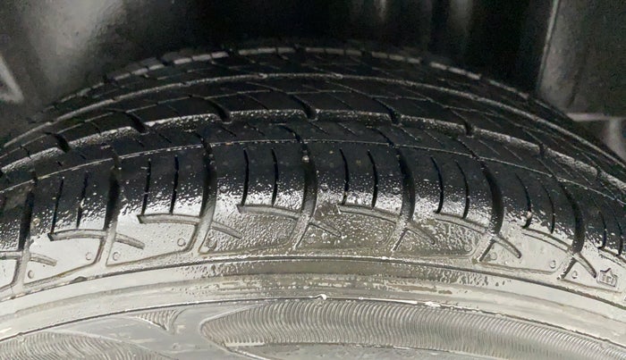 2014 Skoda Rapid ELEGANCE 1.6 MPI AT, Petrol, Automatic, 29,022 km, Left Rear Tyre Tread