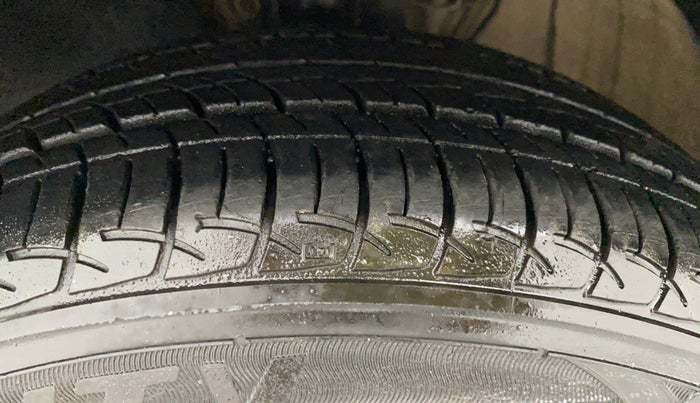 2014 Skoda Rapid ELEGANCE 1.6 MPI AT, Petrol, Automatic, 29,022 km, Left Front Tyre Tread