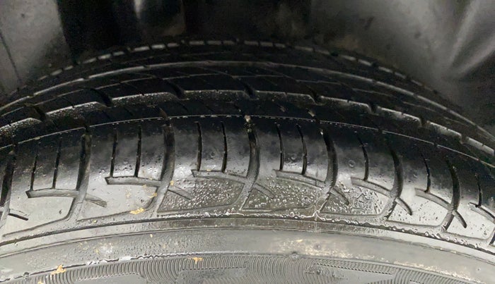 2014 Skoda Rapid ELEGANCE 1.6 MPI AT, Petrol, Automatic, 29,022 km, Right Rear Tyre Tread