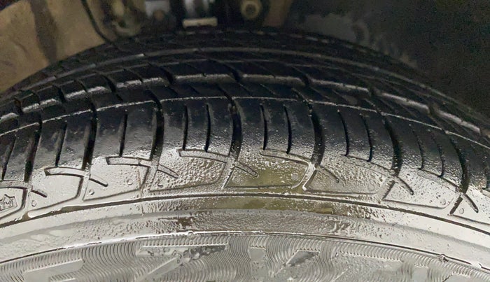 2014 Skoda Rapid ELEGANCE 1.6 MPI AT, Petrol, Automatic, 29,022 km, Right Front Tyre Tread