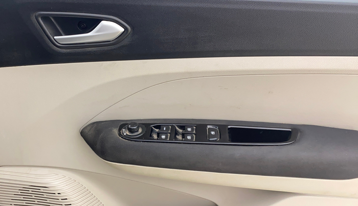 2020 Renault TRIBER RXZ, Petrol, Manual, 71,941 km, Driver Side Door Panels Control