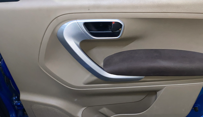 2016 Mahindra TUV300 T8, Diesel, Manual, 81,481 km, Driver Side Door Panels Control