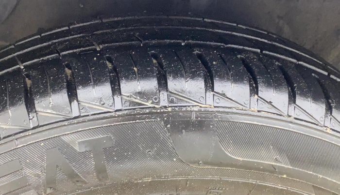 2016 Hyundai Grand i10 SPORTZ 1.2 KAPPA VTVT, CNG, Manual, 68,269 km, Left Front Tyre Tread