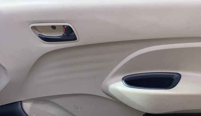 2019 Hyundai NEW SANTRO ERA, Petrol, Manual, 81,399 km, Driver Side Door Panels Control