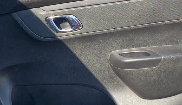 2019 Renault Kwid RXT 1.0 AMT (O), Petrol, Automatic, 95,870 km, Driver Side Door Panels Control