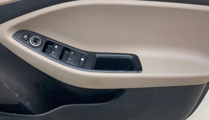 2019 Hyundai Elite i20 ASTA 1.4 CRDI (O), Diesel, Manual, 1,14,342 km, Driver Side Door Panels Control