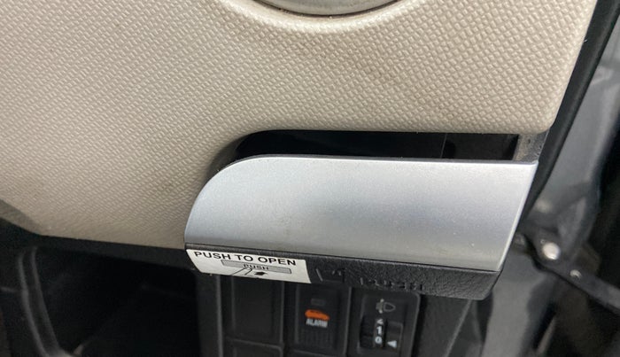 2014 Maruti Wagon R 1.0 VXI, Petrol, Manual, 45,976 km, Dashboard - Cup holder not working