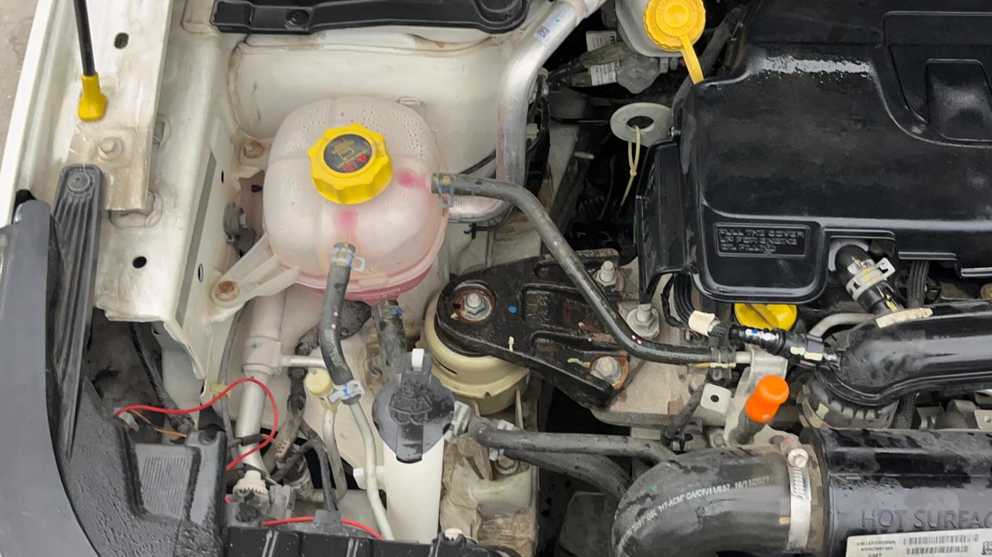 2022 Mahindra XUV300 W6 1.2 PETROL AMT, Petrol, Automatic, 19,036 km, Engine View - Right