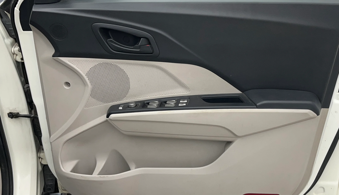 2022 Mahindra XUV300 W6 1.2 PETROL AMT, Petrol, Automatic, 18,956 km, Driver Side Door Panels Control