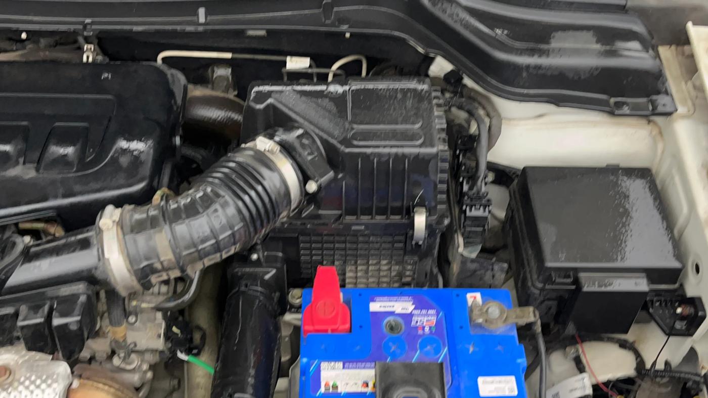 2022 Mahindra XUV300 W6 1.2 PETROL AMT, Petrol, Automatic, 19,036 km, Engine View - Left