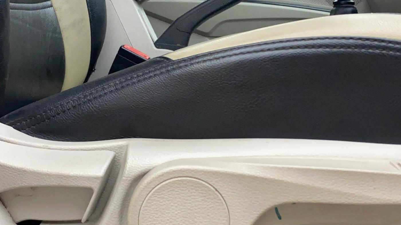2019 Mahindra XUV300 W8(O) 1.2 PETROL DUAL TONE, Petrol, Manual, 77,714 km, Driver Side Adjustment Panel