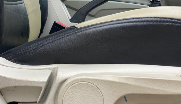 2019 Mahindra XUV300 W8(O) 1.2 PETROL DUAL TONE, Petrol, Manual, 77,682 km, Driver Side Adjustment Panel