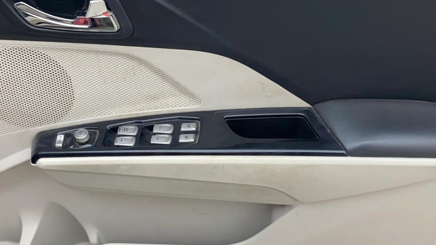 2019 Mahindra XUV300 W8(O) 1.2 PETROL DUAL TONE, Petrol, Manual, 77,714 km, Driver Side Door Panels Control