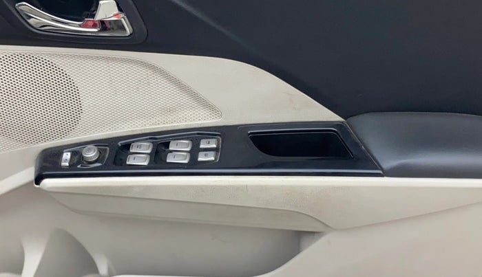 2019 Mahindra XUV300 W8(O) 1.2 PETROL DUAL TONE, Petrol, Manual, 77,682 km, Driver Side Door Panels Control