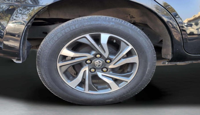 2022 Toyota Innova Crysta 2.4 G 8 STR, Diesel, Manual, 68,122 km, Right Rear Wheel