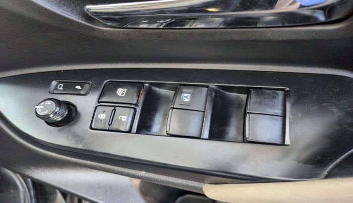 2022 Toyota Innova Crysta 2.4 G 8 STR, Diesel, Manual, 68,122 km, Driver Side Door Panels Control