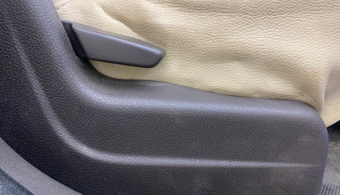 2015 Renault Lodgy 85 PS RXZ, Diesel, Manual, 1,37,572 km, Driver Side Adjustment Panel