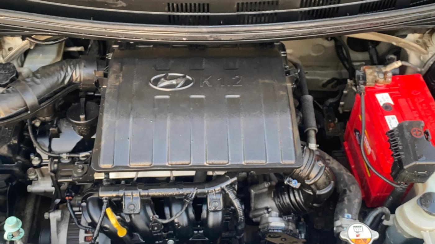 2017 Hyundai Xcent E+, Petrol, Manual, 1,01,762 km, Engine View
